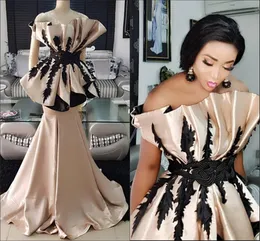 2020 Champagne Black Floral Applique Arabisk Dubai Evening Mor av Bridal Klänningar Unika Top Neckline Peplum Trumpet Klänningar Kväll