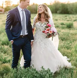 2019 Ny A-Line Modest Bröllopsklänningar med Half Sleeves Knappar Tillbaka Lace Appliques Tulle V Neck Country Western LDS Bröllopsklänningar