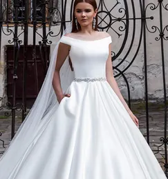 Eleganckie Satin Suknie Ślubne Zroszony Sash Suknie Ślubne Plus Rozmiar Off The Shoulder Sweep Pociąg Suknia Ślubna A-Line Robe de Mariée