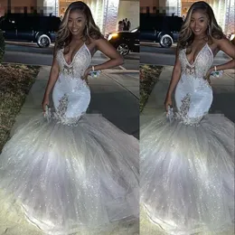 2020 Ny Sexig Afrikansk Silver Sequined Prom Klänningar Illusion V Neck Lace Applique Crystal Beaded Tulle Custom Backless Formal Aftonklänningar