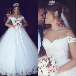 Arabiska av axelns spetsbollklänning Bröllopsklänningar Tulle Applique Court Tåg Bröllop Bröllopsklänningar Robes de Mariée BM0977