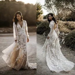 2020 Långärmad Land Bröllopsklänningar V Neck Lace Appliques Sexig Backless Vestidos de Novia Sweep Train A Line Beach Wedding Gowns 817