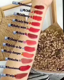 Najnowszy wysokiej jakości Metalowa matowa szminka Lip Makeup Cream Top z małym trójkątem z czekoladowym zapachem 24 sztuk