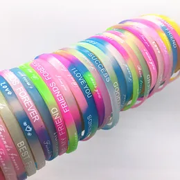 Wholesale 100pcs /パックミックスロット輝きグローダークシリコーンリストバンドバングルブランド新しいドロップ輸送メンズレディースパーティーギフト