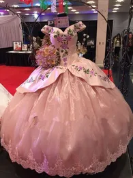 Piękne różowe sukienki Quinceanera koronkowe aplikacje haftowe maskaradę z ramion moda seksowna specjalna suknie na bal maturalne