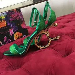 Europeisk klassisk lyxstil Damsandaler Modetofflor Sexig sandal Alfabetisk häl Läder Bokstav Designerstil Bältesspännen