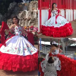 白と赤の恋人のレースのQuinceaneraのドレスサテンの刺繍ビーズのレイヤードフリルボールガウンスイープ列車プロムのパーティープリンセスドレス