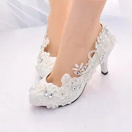 Designer spetskristaller Brudbröllopsskor för brud 3D blommiga applikerade höga klackar plus storlek rund tå strass Bal damskor