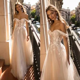 Berta Lace 3D Appliced ​​Wedding Dresses Tärnat en linje utanför axelstrandbryggorna klänningar Tulle Sweep Train Bohemian Vestidos de Noiva 407