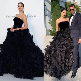 Black Feather Evening Dresses Strapless Puffy Fur Prom Grows Lång Special Occasion Dress Sweep Train Vestidos de Quinceañera