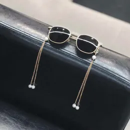 Zwei Stück neueste Mode-Sonnenbrillen, Brillen, Metall-Hängedekorationen, künstliche Perlen mit rutschfester Silca-Gel-Schlaufe