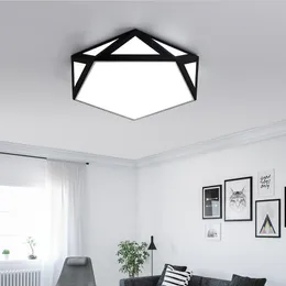 2019 NYHET MODERN SVART / VIT LED TOLING CHANDELIERS FÖR LIVSTOOM Bedroom Hallway Iron Polygon LED-ljuskronor Belysning Lampadas