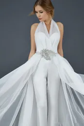 Halter Chiffon Stain Bridal Jumpsuit med Overskirt Train Modest Fairy Pärled Crystal Belt Beach Country Wedding Dress Jumpsuit289V