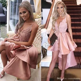 Seksowne Różowe Krótkie Koktajl Suknie V Neck Spaghetti Paski Hi-Lo Satin Sukienka Homecoming Sukienka Aplikacje Formalne Graduation Party Suknie Vestidos