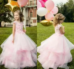 2020 Sweety Pink Little Girls Toddler Formell Pageant klänning 3d Floral Appliques Flower Girl Dresses Tiered Kids First Communion Dress Al5146