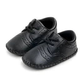 Czarne buty dla niemowląt z gumową podeszwą na zewnątrz dla niemowląt dla niemowląt białe skórzane butaki Baby Boy Buty