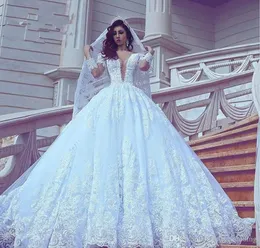 2019 Arabisk Dubai Style Långärmad Snörning Bröllopsklänning Luxury Ball Gown Sheer Deep V Neckkey Brudklänning Anpassad Plus Storlek