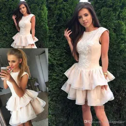 Billiga Elegant Kort A Line Homecoming Dresses Scoop Neck Lace Appliques Tulle Tiered Ruffles Prom Party Gowns Vestidos de Novia