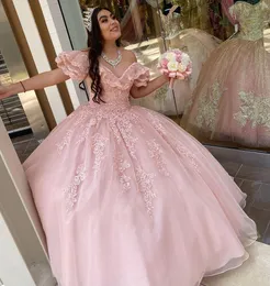 Prinsessa rosa quinceanera klänningar boll klänning utanför axeln pärlstav spets kristall prom klänning fluffig tulle söt 16 klänning billig vestidos de