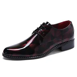 Spike Sukienka Buty Mężczyźni 2020 Herschoenen Patent Leather Buck Buty Projektant Wersja Formalne Buty Zapatos Oxford Hombre Derbies