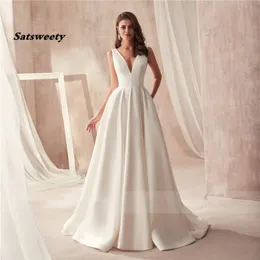Berühmtes Design Satin Hochzeitskleid mit Tasche V-Ausschnitt Cutout Open Back Bridal Kleid Tasche Vestido Longo de Festa264K