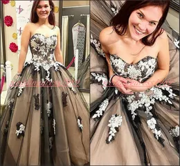 Eleganckie Sweetheart Quinceanera Suknie Ball 2019 Tulle Black White Apple Sweet 16 Plus Size Girl Prom Party Dress Formalne Suknie Pociąg