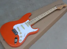 Chitarra elettrica arancione all'ingrosso della fabbrica con pickup SSS color crema, tastiera in acero, battipenna bianco, personalizzabile su richiesta