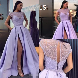 Lavendel kulklänning kväll arabisk billig sida delad juvelhals korta täckta ärmar pärlor applikationer festklänningar prom klänningar