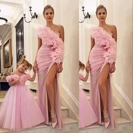 섹시한 새로운 저렴한 분홍색 어깨 어깨 어머니와 딸 쟁기 드레스 사이드 스플릿 얇은 명주 인어 주름 꽃 꽃 공식 이브닝 가운 파티 드레스
