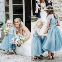 Söt Dusty Blue Flower Girls 'Dresses Tulle Lace Applique Kort ärm Tea Längd Anpassad Gjorda Little Girl Princess Birthday Party Gowns