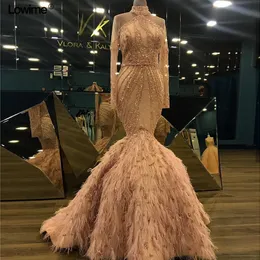 2020 Blush Pink Crystal Beaded Mermaid Prom Klänningar med fjädrar Sexiga Öppna Back Långärmad Kristall Beaded Evening Gola arabisk Formell Kappa