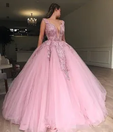 Abiti Quinceanera Rosa Perline Scollo a V Cinghie 2019 Cutom Made Tulle Lunghezza del pavimento Perline Sweet 16 Pageant Prom Ball Gown