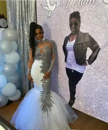 Luksusowe Zroszony Biała Mermaid Prom Dresses Silver Cekiny Koronki Aplikacja Tulle Długie Rękawy Sheer Neck Black Girl Plus Size Evening Suknia