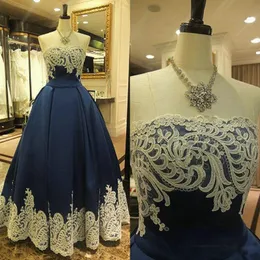 Marynarki wojennej Blue Prom Dresses 2019 Koronkowe Aplikacje Bez Ramiączek Linia Evening Sukienka Ruched Satin Saudyjska Arabska Formalna Dress Custom