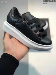 2020 Velvet di alta qualità Scarpe per bambini Chaussures Enfants Platform Shoes Casual Scarpe Casual Leather Sneakers bianche Dimensioni 24-35 Nessuna scatola