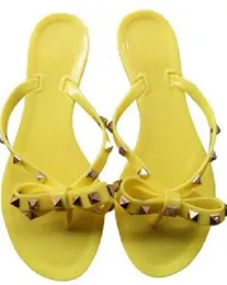 Venta caliente-Moda Nuevas mujeres Europa y los Estados Unidos remache flip-flop zapatillas al por mayor zapatos de gelatina de verano para mujer