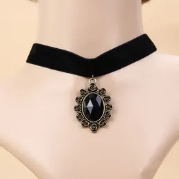 Europa i Stany Zjednoczone Retro Geometria łańcucha Clavicle Black Crystal Velvet z różą naszyjnik krótki kołnierz wisiorek hurtownie