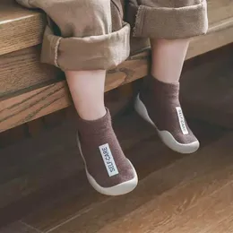 Baby Crib Shoes Noworodek Dziewczynek Buty Bawełniane Niepoślizgowe Podłogi Skarpetki Chłopiec Gumowa Sole Cartoon Skarpetki kryte