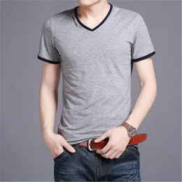 Mężczyzna Casual T-Shirt Moda Koreański Trend V Neck Loose Casual Tops Tees Designer Male Lato Nowy Nastolatek Solid Color Krótki Rękaw Koszulka