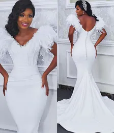 2020 Plus Size Arabski ASO Ebi Feather Kryształy Seksowne Suknie Ślubne Głębokie V-Neck Backless Bridal Suknie Syrenki Suknie Ślubne ZJ02T6