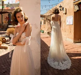 Champagne En linje Bröllopsklänningar Boho Lace Appliques Bröllopsklänningar Elegant utanför axelbrudklänningen Robe de Marie Gelinlik 2020