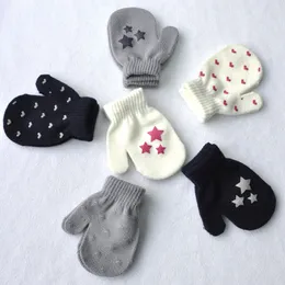 Baby size Safety knit vants vinter varm skrapa förebyggande design mjuka handskar med härlig stjärna och hjärtmönster