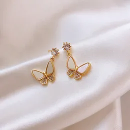 Korea Inlagd diamant utskuren Butterfly Temperament Örhängen Mode Örhängen Nettröd Nya Utsökta Örhängen Partihandel