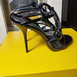 Europejski Klasyczny Luksusowy Newstyle Sandały damskie Moda Kapcie Sexy Sandal Alfabetic Gold List High Heel Skórzane Zszywanie Listy