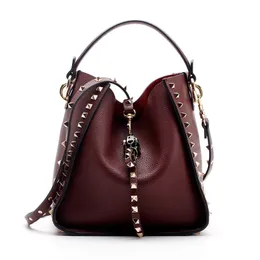 Ny designer Hot Selling Fashion Luxury Women's Bucket Bag ￤kta l￤der Dam nitar Handv￤skor Kvinnlig axel pl￥nbok avslappnad