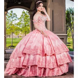 Pembe Sweet 16 Quinceanera Modelleri Dantel Aplike Kapalı Omuz Pageant Elbise Katmanlı Etek Meksika Kız Doğum Gowns