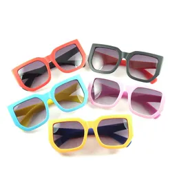 Acquista 2021 adorabili occhiali da sole firmati per bambini, montatura spessa in plastica piena con lenti UV400, colori caramellati, occhiali di design all'ingrosso