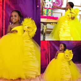 Yellow One Shoulder Flower Girl Dresse with Feathers Handmade Flowers Girls Pageant Dress Puffy Floor Length First Communion Gowns