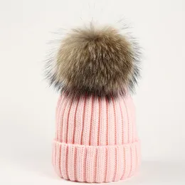 Ny tvättbjörn päls boll keps pom poms vinter hatt för kvinnor stickad hatt flicka stickade mössa keps tjocka varma kvinnliga tjejer pompom lock