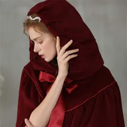 Burgundy Wedding Jacket Wraps Fsahionable Varm Vinter Velvet Hood Capes Halloween Kostymer för Kvinnor Män Cosplay Bridal Cloaks